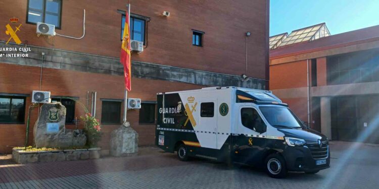 La Guardia Civil presenta el vehículo que será utilizado como oficina móvil para la atención al ciudadano