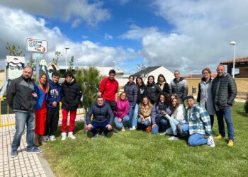 Los Quintos de Castellanos ponen el broche a su fiesta con la plantación del ‘mayo’