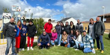 Los Quintos de Castellanos ponen el broche a su fiesta con la plantación del ‘mayo’