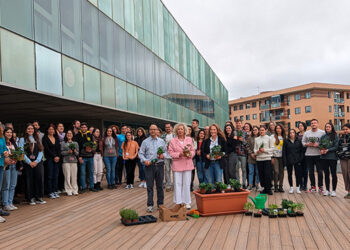 La Universidad celebra el Día Internacional de la Fascinación por las Plantas con la plantación de un huerto urbano