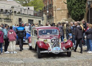 El ‘Rally Urbano de Regularidad Clásica’ rinde homenaje a la Policía Local en su 175 aniversario
