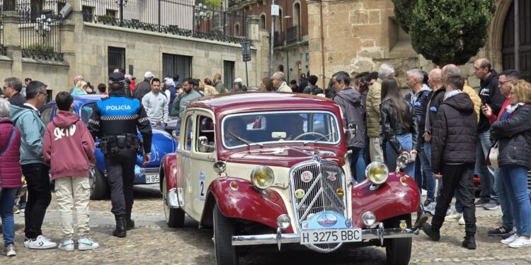 El ‘Rally Urbano de Regularidad Clásica’ rinde homenaje a la Policía Local en su 175 aniversario