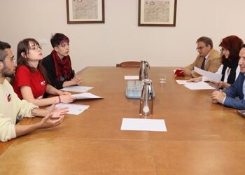 El rector de la Universidad recibe a un grupo de estudiantes acampados para defender los derechos de Palestina