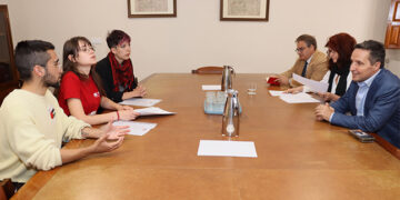 El rector de la Universidad recibe a un grupo de estudiantes acampados para defender los derechos de Palestina