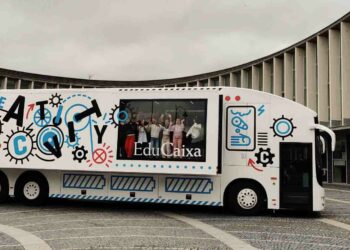 El autobús del proyecto Creactivity permite a los escolares experimentar y aprender de forma lúdica