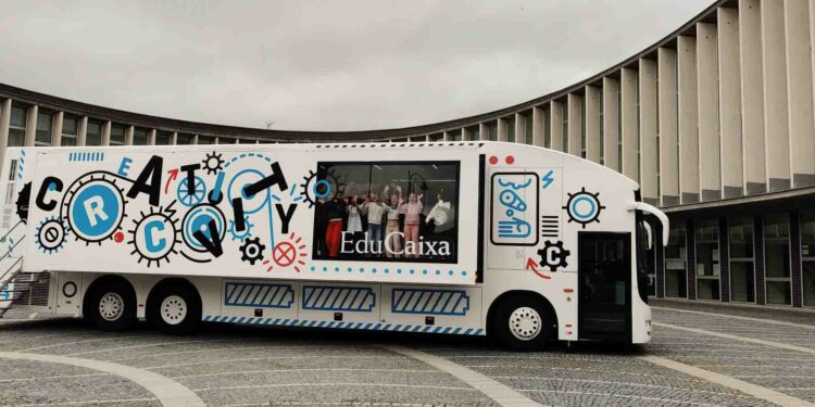 El autobús del proyecto Creactivity permite a los escolares experimentar y aprender de forma lúdica