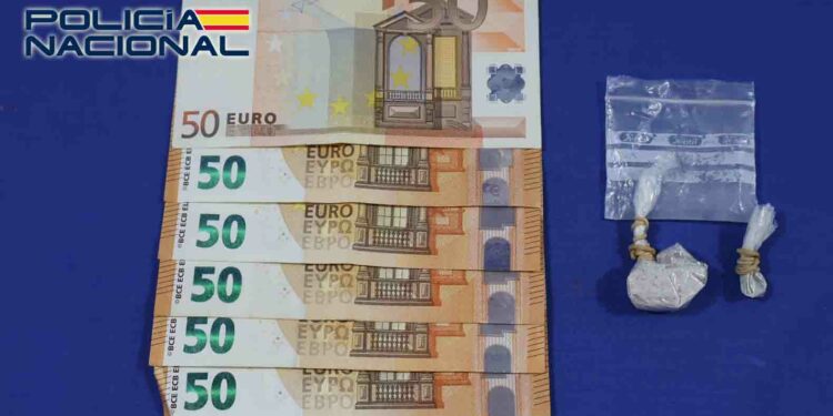 Detenido un joven que portaba 320 euros y dos bolsas con MMDA