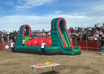 Más de 2.100 personas completan el aforo de la plaza de toros para animar a los participantes de humor amarillo