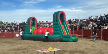 Más de 2.100 personas completan el aforo de la plaza de toros para animar a los participantes de humor amarillo