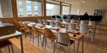 El Aula de Informática de Carbajosa ofrece talleres temáticos para organizar un viaje o a buscar empleo con herramientas digitales