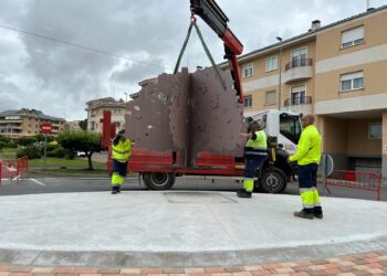 Un ‘Carbajo’ de forja de 1.100 kilos decora la rotonda de entrada al centro urbano de Carbajosa