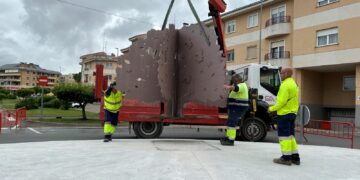 Un ‘Carbajo’ de forja de 1.100 kilos decora la rotonda de entrada al centro urbano de Carbajosa