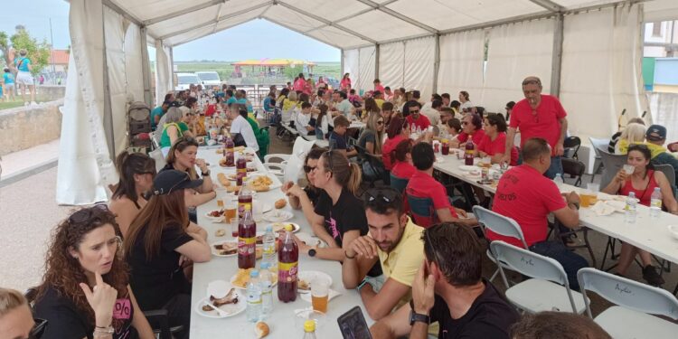 Más de 200 peñistas de Monterrubio disfrutan de la parrillada fin de fiestas