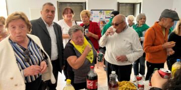 Los mayores de Monterrubio comparten aperitivo y vermú en el convite especial de las fiestas