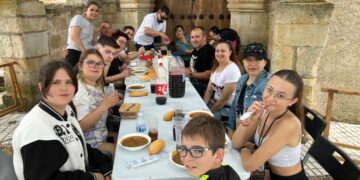 La lentejada festiva une a 700 vecinos de Monterrubio en torno a la mesa