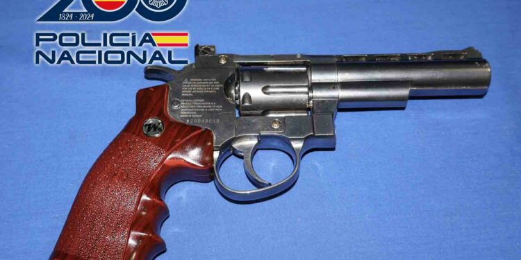 Encañona a su compañera de piso con un revólver de aire comprimido