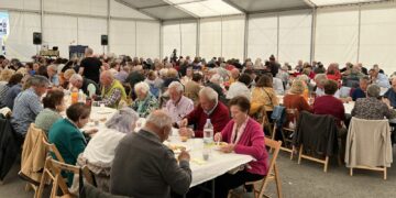 Cerca de doscientos mayores de Villamayor comparten mesa para disfrutar de su comida festiva