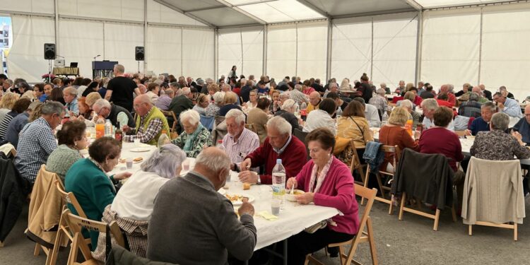 Cerca de doscientos mayores de Villamayor comparten mesa para disfrutar de su comida festiva