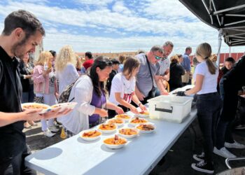 Los vecinos de Villamayor agotan las 1.550 raciones de patatás meneás solidarias con las que despiden las fiestas