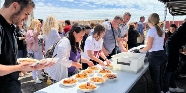Los vecinos de Villamayor agotan las 1.550 raciones de patatás meneás solidarias con las que despiden las fiestas