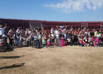 Los más pequeños se divierten en el encierro infantil de las fiestas de Villamayor