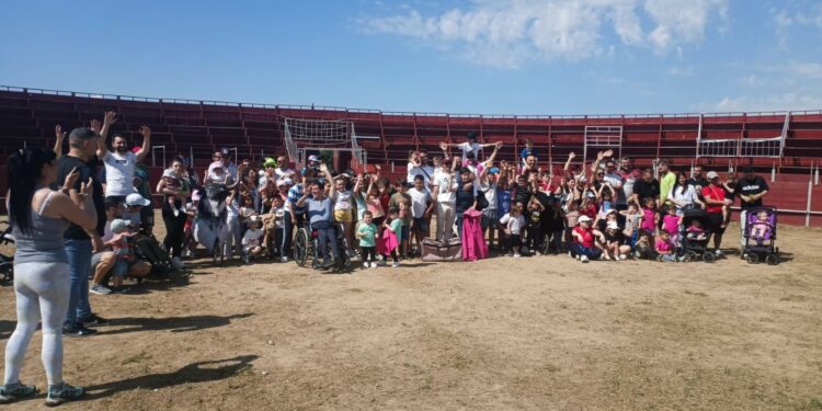 Los más pequeños se divierten en el encierro infantil de las fiestas de Villamayor