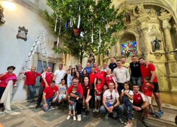 Un negrillo de 6 metros de altura, el ‘ramo’ que los Quintos de Villamayor ofrecen a la Virgen de los Remedios