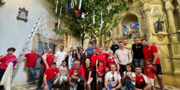 Un negrillo de 6 metros de altura, el ‘ramo’ que los Quintos de Villamayor ofrecen a la Virgen de los Remedios