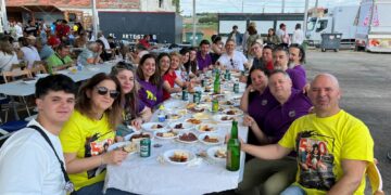 La parrillada de las peñas reúne a más de 1.700 comensales en Villamayor