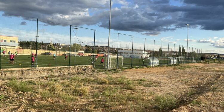 El georradar descarta la existencia de más restos romanos en ‘El Salinar’ y permitirá la instalación de las gradas portátiles en el campo de fútbol