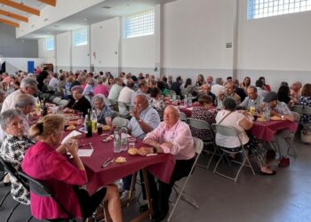 Más de 150 mayores de Villares inician las fiestas con la comida de convivencia