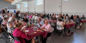Más de 150 mayores de Villares inician las fiestas con la comida de convivencia