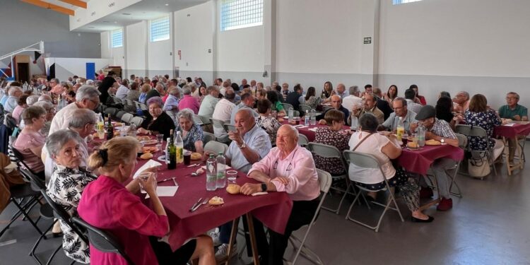 Más de 150 mayores de Villares inician las fiestas con la comida de convivencia