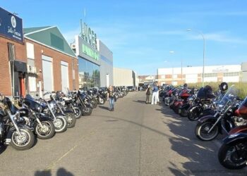 300 moteros rugen en Villares