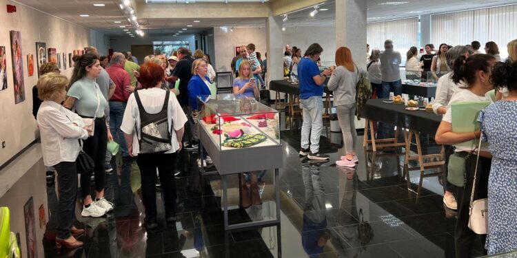 Los 400 alumnos de los talleres culturales de Villares despiden el curso con la exposición de sus trabajos