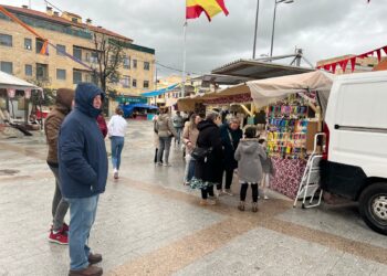 La lluvia impide celebrar los actos de esta tarde y obliga a cerrar el mercado medieval antes de lo previsto
