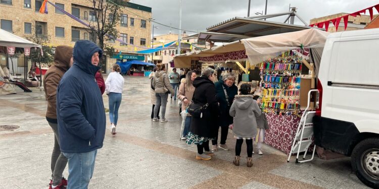 La lluvia impide celebrar los actos de esta tarde y obliga a cerrar el mercado medieval antes de lo previsto