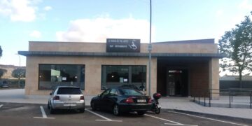 Villares inaugura el bar-restaurante de las piscinas municipales con una tarde de fiesta para los vecinos