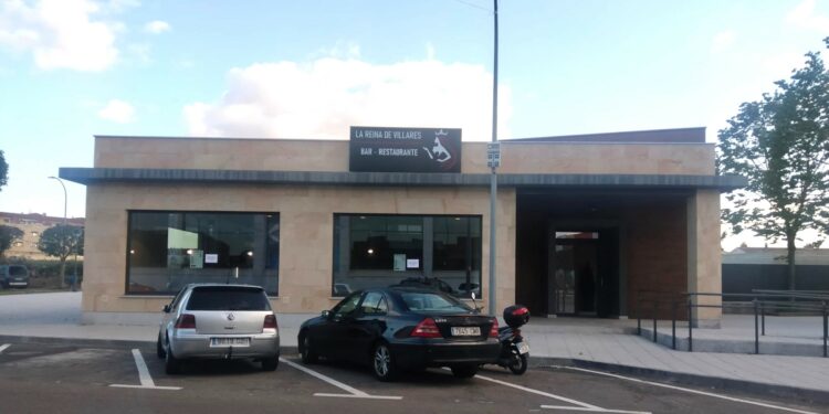 Villares inaugura el bar-restaurante de las piscinas municipales con una tarde de fiesta para los vecinos