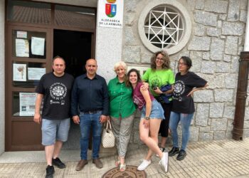 El pregón inicia las fiestas de Aldeaseca marcado por el color de las 570 camisetas de las 35 peñas