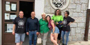 El pregón inicia las fiestas de Aldeaseca marcado por el color de las 570 camisetas de las 35 peñas