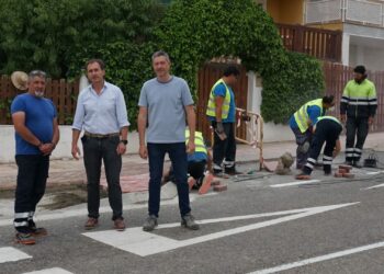 Los alumnos del programa ‘Aldeatejada Accesible’ completarán los rebajes en 24 puntos de la urbanización El Soto