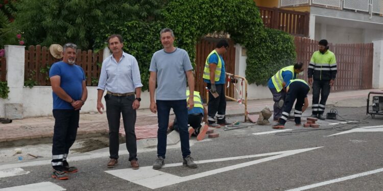 Los alumnos del programa ‘Aldeatejada Accesible’ completarán los rebajes en 24 puntos de la urbanización El Soto