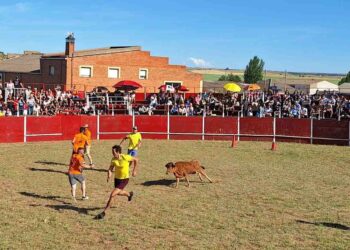 El pasacalles, la capea y las pruebas de humor amarillo completan una tarde de juegos y diversión