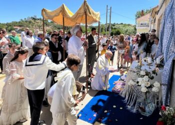 Incienso, altares y pétalos de rosa para recibir al Santísimo en Aldeatejada