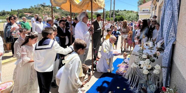 Incienso, altares y pétalos de rosa para recibir al Santísimo en Aldeatejada