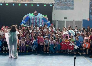 Los cánticos en honor al agua de la Escuela de Música de Villamayor llenan el pabellón en la despedida del curso