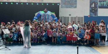 Los cánticos en honor al agua de la Escuela de Música de Villamayor llenan el pabellón en la despedida del curso