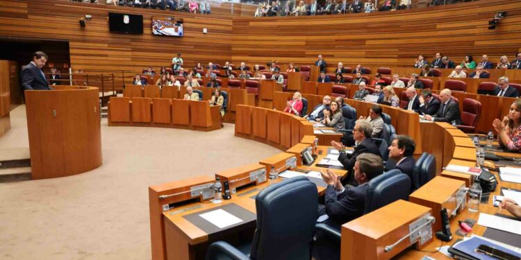 Fernández Mañueco anuncia una reducción de medio punto en el IRPF