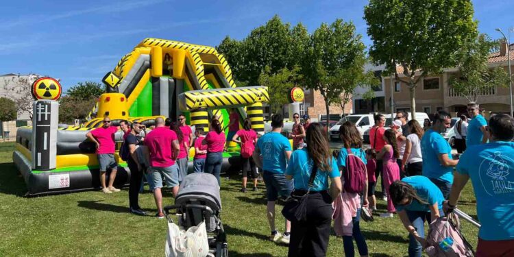 Saltos y juegos en los hinchables infantiles de Villares
